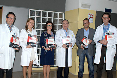 María Isabel Baena, tercera por la izquierda, junto a los directores del libro y responsables sanitarios