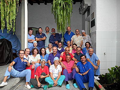 Profesionales del Hospital Reina Sofía junto al resto de los sanitarios que han participado en las expediciones.