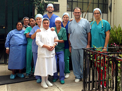 Profesionales del Hospital Reina Sofía junto al resto de los sanitarios que han participado en las expediciones.