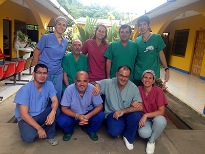 El cirujano Gómez Bardadillo junto a otros sanitarios en Nicaragua.