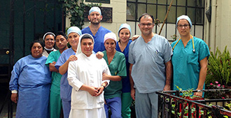 Profesionales del Hospital Reina Sofía junto al resto de los sanitarios que han participado en las expediciones.