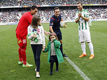 Saque de honor por la donación en el partido Córdoba-Numancia