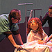 El doctor atiende a Greta.