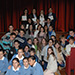 Alumnos que acudieron a la representación con responsables al fondo.