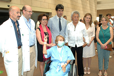 María del Carmen Manzorro, arropada por responsables sanitarios en el Hospital Reina Sofía.