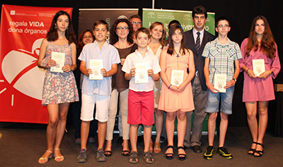 En primera fila, los alumnos premiados en el certamen poético.