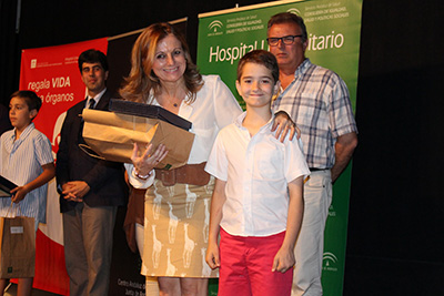 Marina Álvarez entregó su premio a uno de los alumnos ganadores.