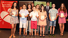 En primera fila, los alumnos premiados en el certamen poético.